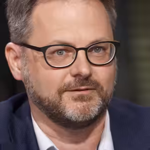 V nouzovém stavu padaly nesprávné tresty. Teď nás to bude stát stovky milionů ročně, říká Dušek