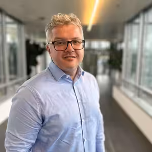 Cenu zlata žene vzhůru faktor Trump. Pokud akcie budou spíše stagnovat a geopolitická nejistota nezmizí, může kov dále zdražovat, říká Jiří Tyleček z XTB