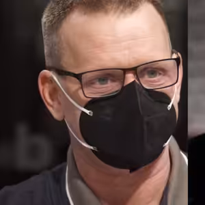 Kauza Baldwin ovlivní filmový průmysl, u nás ostrá zbraň na setu neexistuje, v Evropě by se to nestalo, říká Kosorinský