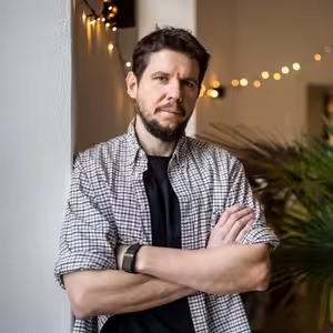 Zvládne pilotovat drony a jednou možná nahradí i politiky. Jak vývoj AI vidí programátor Marek Rosa