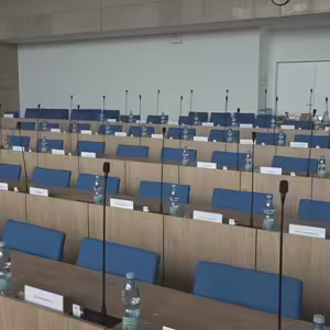 Velký zasedací sál mosteckého magistrátu se po letech dočkal obnovy.