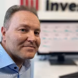 Pavel Hadroušek (Fio banka): Léto na burze zatím odpovídá historickým vzorcům a trh sází na vrchol sazeb v USA. Inflace se ale na cíle centrálních bank hned tak nevrátí, zajímavé mohou být akcie těžebních firem