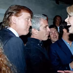 Trump odpoutává pozornost od Epsteinových spisů a zbavuje se lidí, kteří nejsou dostatečně loajální