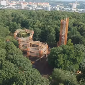 Po dlouhé zimě a nuceném uzavření kvůli epidemické situaci se probouzí 3D bludiště s rozhlednou v parku Šibeník v Mostě.