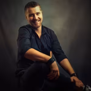 Herec Marek Rozkoš miluje divadlo, hokej, odovzdáva študentom svoje vedomosti a účinkuje v úspešnom dobovom seriáli