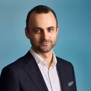 Lukáš Novotný (WOOD & Company): Americký akciový trh ukazuje vůli k rally v závěru roku, windfall tax je nespravedlivá a Plug Power s Grouponem pálí obrovské objemy hotovosti