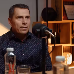 Podcast Bez bruslí s generálním manažerem Mountfieldu HK Alešem Kmoníčkem