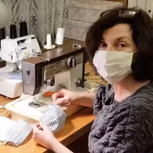 Beáta Dubasová šije rúška pre priateľov a známych