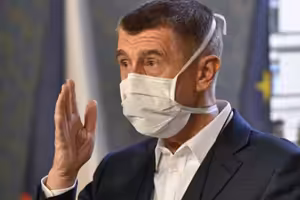 Premiér Andrej Babiš /ANO/ pro Rádio Z: Rádi bychom přesvědčili epidemiology, aby nám povolili otevřít obchodní centra. Vedeme o tom debatu, stejně jako o počtu lidí na společenských akcích, které budeme uvolňovat 25. května. Velká debata bude také ještě