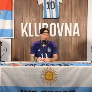 Klubovna s Miloslavem Urbancem, velkým fanouškem fotbalistů Argentiny
