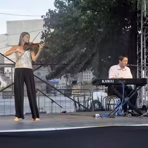 Divadlo, klavír, husle i celá kapela pod Nitrianskym nebom