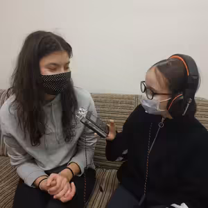 Učím se pro sebe a ne pro učitele, říká deváťačka Julča Müllerová. Jak zvládá online výuku?