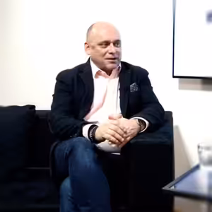 Válečná daň je projev zoufalství, říká bývalý člen bankovní rady ČNB