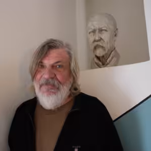 TOMÁŠ CÍSAŘOVSKÝ: V OBRAZECH SE MAZLÍM A LASKÁM S MONOCHROMNÍMA PLOCHAMA