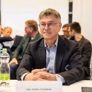 Ředitel ČT jde za Klempířem. Ve volbě radních mezatím paktují zástupci vlády a opozice