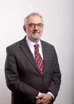 Ředitel Biologického centra v Českých Budějovicích Libor Grubhoffer pro Rádio Z: Vývoj jakékoliv vakcíny je velmi vážná věc a není to jednotlivý experiment v laboratoři.