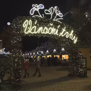 Most se začíná připravovat na vánoční svátky.