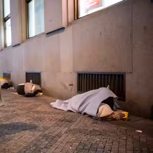Čtyřicet lidí bez domova dostalo sto tisíc. Nejčastěji je dali za bydlení, ukázal unikátní projekt