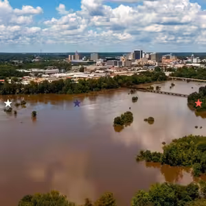 Guvernér Mississippi, korupce s fotbalistou a desítky tisíc lidí bez vody