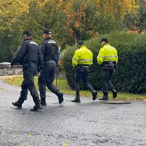 Hlídky strážníků a asistentů prevence kriminality dohlížejí na klidný průběh Památky zesnulých v Mostě.