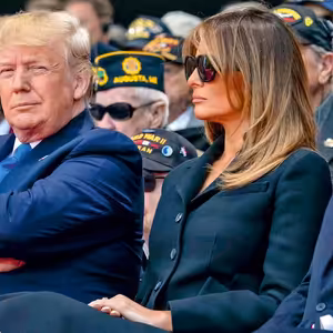 Pomohlo by Melanii jezdit místo za Trumpy na trampy? A může být terorismus spouštěčem lásky?