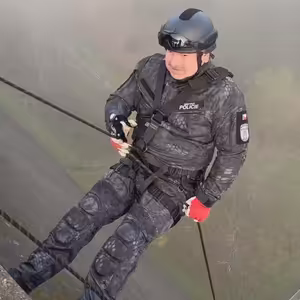 Na hrázi vodního díla Fláje trénovala lezecká skupina mostecké městské policie společně s báňskými záchranáři.