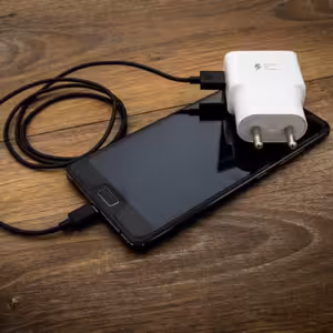 INESS do UCHA #11: Jedna nabíjačka vládne všetkým