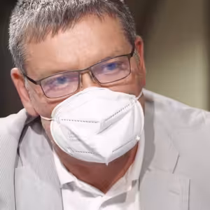 Je smutné, že mrtví nestojí Babišovi za komentář. Já z pacientů hlupáky dělat nebudu, říká Mucha