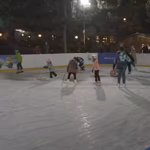 V Radničním parku mezi mosteckým magistrátem a hotelem Cascade se opět bruslí.