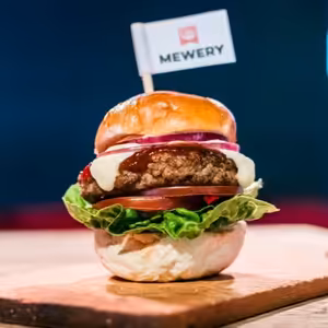 Vyvíjí kultivované maso: Steak zatím neumíme, párky ano. Velkochovy jsou neudržitelné, říká Lauš