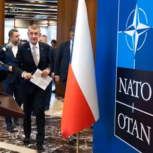 Babiš si stiskl ruku s Trumpem, vyhýbal se Pavlovi a naštval Okamuru
