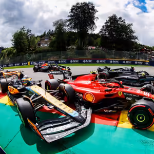 Zmätený Sainz, Alpine v rozklade a šéf Pirelli kritizuje Pirelli | EisKing DEBRIEFING 13/23