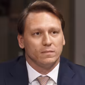 90 miliard v igelitkách do banky? Podezřelé, ale praní špinavých peněz to není, říká Čabart