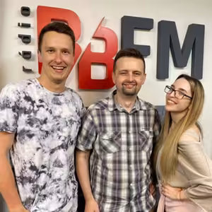 Za premietaním na amfiteátri stoja nadšenci