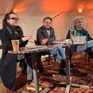 Čím je znepokojivý spokojený Okamura? A co se dá zahrát na pivní plechovku?