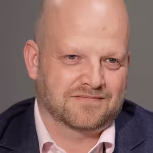 Školitel lídrů: Velení není o práskání bičem, musíte potlačit ego. Leadership české politiky je tragický