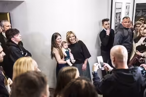 Méně polobohů, víc služebníků. Jak se mění vztah Čechů k politikům?