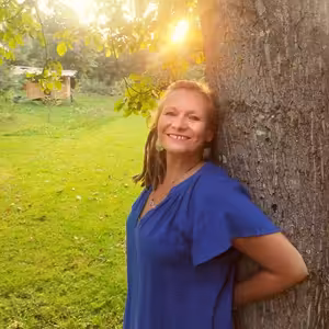 Alchymistka s rukama v hlíně s Vendou z permazahrady Kořenáč