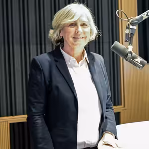 Tatiana Kratochvílová - Čím viac ľudí prestúpi do autobusu, tým budú... (Braňo Závodský Naživo)