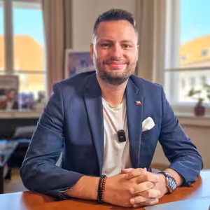 Naši politici místo zklidnění dál rozdělují společnost. Reakcím novinářů neuvěříte. | Čau Praho! #92