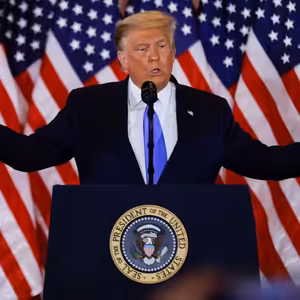 Amerika volí prezidenta. Zopakuje Trump svůj triumf? Nebo vyklidí Bílý dům? Sledujte speciál DVTV