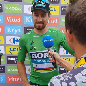 Zaprášení cyklisti a v pohode Sagan, ktorý nesleduje futbal