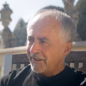 Povídání v zahradách s panem Sokolem na téma výchova, sebehodnota a hledání vlastní cesty