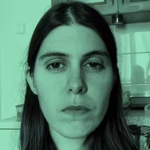 Chtěla jsem ukázat, že takhle láska nemá vypadat– Eliška Balog o inscenaci Ona je živá