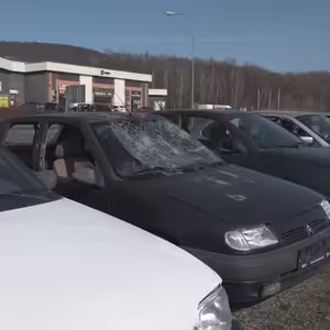 Z ulic města Mostu zmizely desítky vozidel.