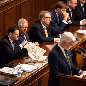 Úředníci už ani nesmějí prezidenta sdílet na sítích. Boj mezi Hradem a vládou pokračuje