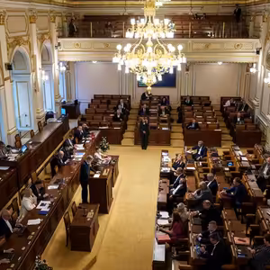 Pár Starostů asi při hlasování o vyslovení nedůvěry vládě opustí sál, ale kabinet kvůli tomu nepadne