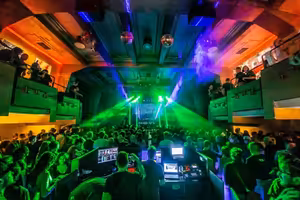 Manažer klubu Roxy Jaroslav Stanko pro Rádio Z: Náš standardní program začíná v jedenáct hodin večer, tak nevím, jestli začneme dělat třeba odpolední čaje