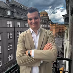 Pokud Babiš poletí do Číny a bude se tam klanět, doma proti sobě bude mít plná náměstí