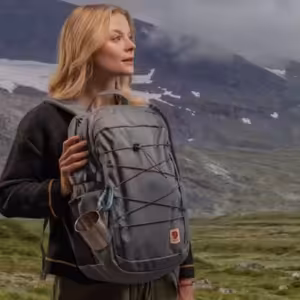 Nosí se batoh na břiše? Jak vznikla konspirační kampaň Frontpackers, která pobláznila sítě